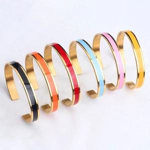Set de 6 brazaletes de esmalte de colores en acero inoxidable chapado en oro pulido