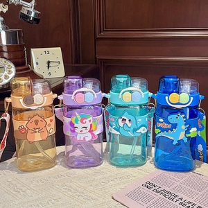 Groupe de gourdes colorées en plastique avec pailles et sangles motif capybara mignon