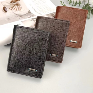 Tres carteras verticales de cuero para hombre en negro y marrón con logo metálico