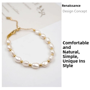 Dettaglio del bracciale con perle barocche, sfere dorate, chiusura a moschettone e catena