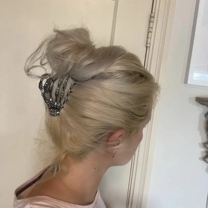 Pinza per capelli a mano di scheletro argento per acconciature su capelli biondi ricci