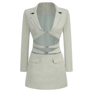 Robe blazer chic à manches longues avec découpe, col en V et boucle en métal vert clair