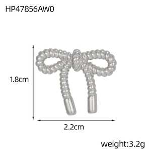 Vue détaillée du charme papillon en acier inoxydable argenté avec dimensions et poids