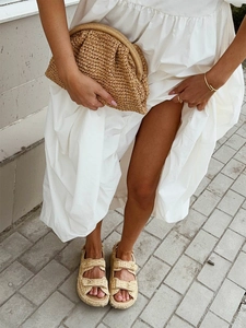 Robe d'été blanche en coton à manches bouffantes avec pochette et sandales tressées