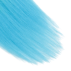 Gros plan d'extension de cheveux synthétiques bleus 26 pouces à texture lisse