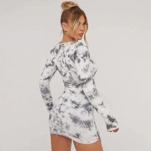 Robe courte moulante tie-dye à manches longues avec un design sexy dos nu élégant