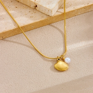 Gold-plated stainless steel necklace featuring a scallop shell pendant and white pearl