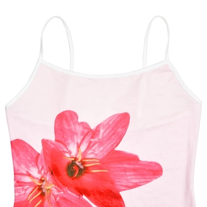 Détail de l'imprimé floral rouge et des fines bretelles sur la robe d'été rose