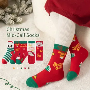 Set di calze natalizie in cotone per bambini con renne e Babbo Natale su tappeto morbido