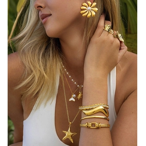 Set gioielli in acciaio inossidabile dorato con collana di perle e orecchini floreali