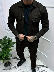 Dettaglio della trama a costine verticali del set casual da uomo in colore marrone scuro
