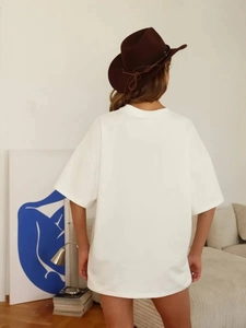 Πίσω όψη λευκού βαμβακερού T-shirt μεγάλου μεγέθους με στυλ vintage καουμπόικο καπέλο