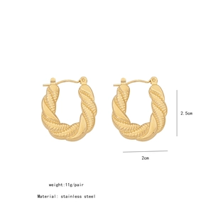 Maßangaben für gedrehte goldene Edelstahlohrringe mit 2,5 cm Höhe und 2 cm Breite im Detail