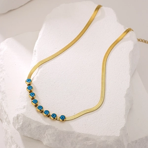 Collana a catena serpente in acciaio placcato oro 18K con sette perle blu malocchio