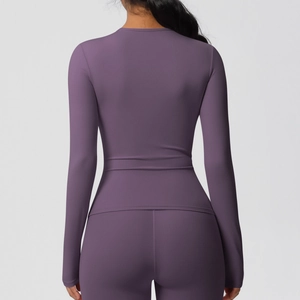 Ensemble de yoga violet foncé à manches longues et legging taille haute, vue de dos