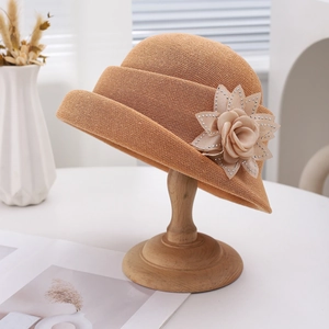 Chapeau cloche élégant en paille chameau avec fleur en dentelle et détails de strass brillants