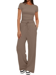 Détail de l'ensemble deux pièces marron moka avec haut à manches courtes et pantalon large