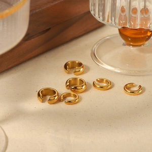 Set di 6 earcuff in acciaio inossidabile placcato oro 18k lucido su sfondo caldo