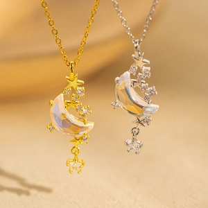 Elegante Halsketten in Gold und Silber mit Mond, Stern, Opal und Kristallen