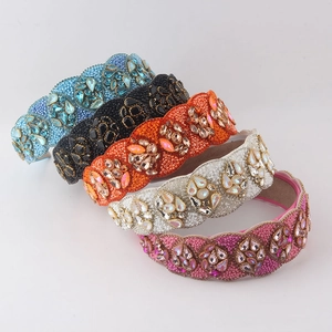 Diademas barrocas con pedrería y cristales en forma de gota en cinco colores vivos