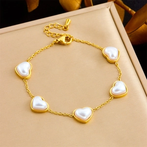 Bracelet élégant en perles de cœur plaqué or avec un design vintage français épuré