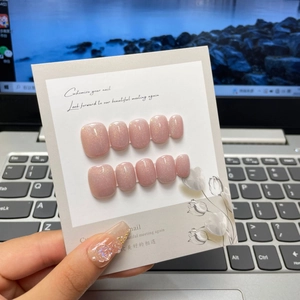 Handgefertigte rosa Glitzer-Cat-Eye-Nägel zum Aufkleben auf einer weißen Karte Set