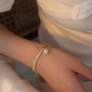 Bracelet élégant en or avec zircons et perles pour femmes style esthétique luxe français