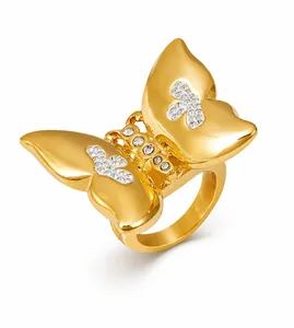 Detail van roestvrijstalen vlinderring met Tsjechische diamanten en gouden plating