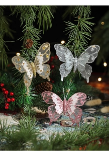 Papillons en maille scintillante or, argent et rose décorant un sapin de Noël festif