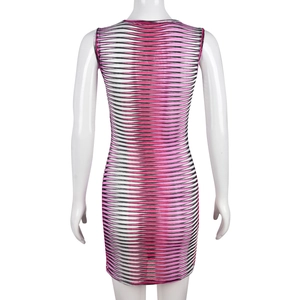 Detail der rosa-schwarzen horizontalen Wellenstreifen am rückenfreien ärmellosen Kleid