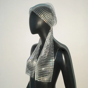 Détail macro du bandeau en maille argentée orné de strass brillants sur mannequin noir