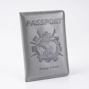 Dettaglio della custodia per passaporto in pelle PU argento con mappa e scritta PASSPORT
