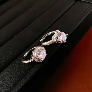 Bague halo géométrique étincelante en argent avec zircons ronds et pavage de diamants