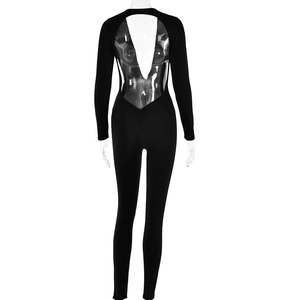 Detailansicht des rückenfreien schwarzen Bodysuits mit tiefem V-Schnitt und Raffung