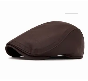 Gros plan d'un béret en cuir marron café montrant la texture et les détails de couture