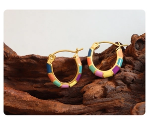 Détail de boucles d'oreilles en émail coloré sur bois, style français rétro doré à l'or fin