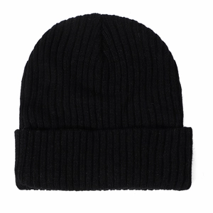 Detalle de la textura de punto grueso en un gorro de invierno clásico de color negro