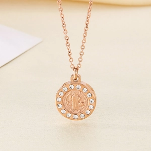 Detailansicht des roségoldenen Benedikt-Anhängers mit glitzernden Zirkonia-Steinen