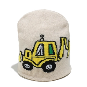 Dettaglio cappello in maglia bimbo con motivo jacquard scavatrice gialla su fondo crema