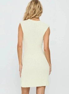 Détail de la texture en maille verticale au dos de cette robe courte sans manches jaune