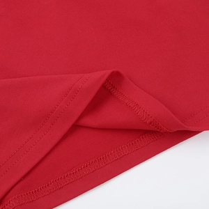Nahaufnahme der Saumnaht eines roten Strickoberteils mit präziser Doppelnaht-Verarbeitung