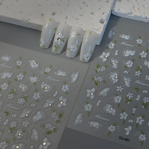 Stickers ongles fleurs 3D avec strass et feuilles vertes sur faux ongles blancs