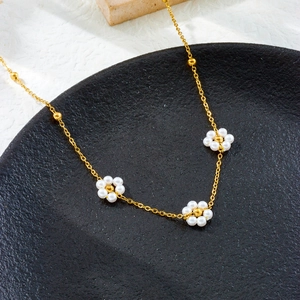 Collier élégant en chaîne dorée avec trois pendentifs fleurs en perles blanches