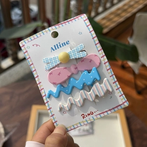 Détail d'un lot de barrettes en acrylique aux couleurs acidulées avec rayures et pois
