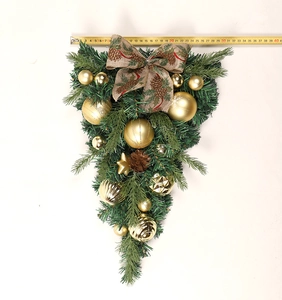 Detail eines 40cm Weihnachts-Türhängers mit goldenen Kugeln und Juteschleife