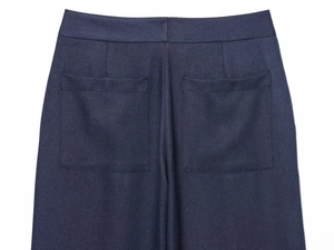 Gros plan détaillé du pantalon bleu marine avec poches passepoilées et texture en sergé