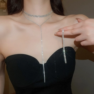 Detail eines eleganten zweilagigen Strass-Chokers und passender langer Quastenohrringe