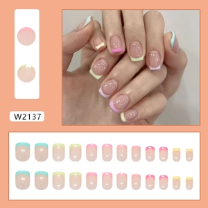 Unghie finte quadrate arrotondate stile francese in colori macaron rosa giallo e verde