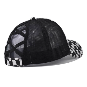 Detail der elastischen Kreuzöffnung am karierten Mesh-Pferdeschwanz-Baseballcap