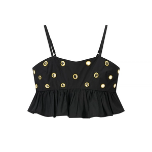 Détail du crop top noir avec ourlet à volants et accents de miroir dorés décoratifs